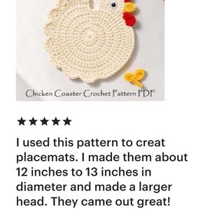 Pode incluir: Um porta-copos de croch&ecirc; em forma de galinha na cor creme com crista vermelha, bico amarelo e um olho preto e branco. O design inclui uma pequena flor creme separada e uma pe&ccedil;a amarela em forma de cora&ccedil;&atilde;o. O texto diz By Mama And Stitches e Chicken Coaster Crochet Pattern PDF.