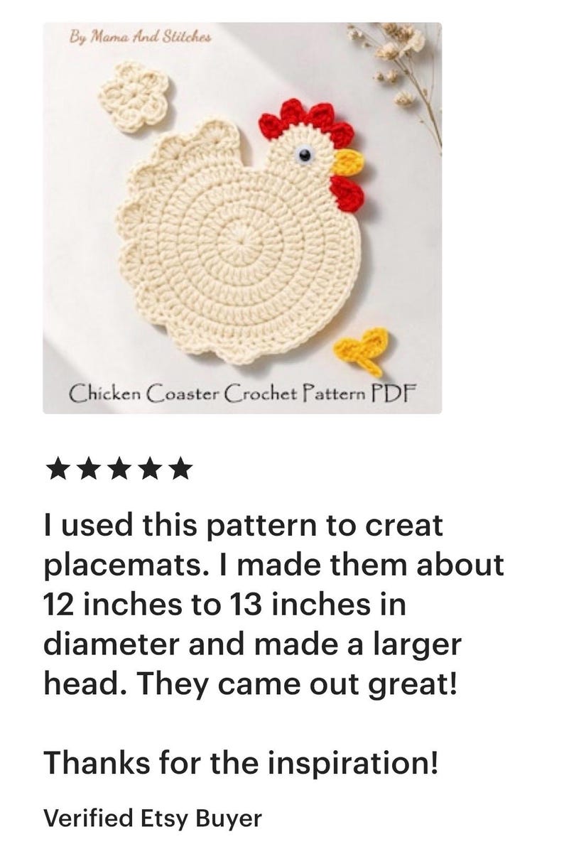 Pode incluir: Um porta-copos de croch&ecirc; em forma de galinha na cor creme com crista vermelha, bico amarelo e um olho preto e branco. O design inclui uma pequena flor creme separada e uma pe&ccedil;a amarela em forma de cora&ccedil;&atilde;o. O texto diz By Mama And Stitches e Chicken Coaster Crochet Pattern PDF.