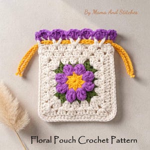 Può includere: Pochette floreale all'uncinetto con design a granny square. La pochette presenta un fiore viola con centro giallo, foglie verdi e un bordo viola smerlato. Il cordino è giallo e il testo "Floral Pouch Crochet Pattern" è in basso.