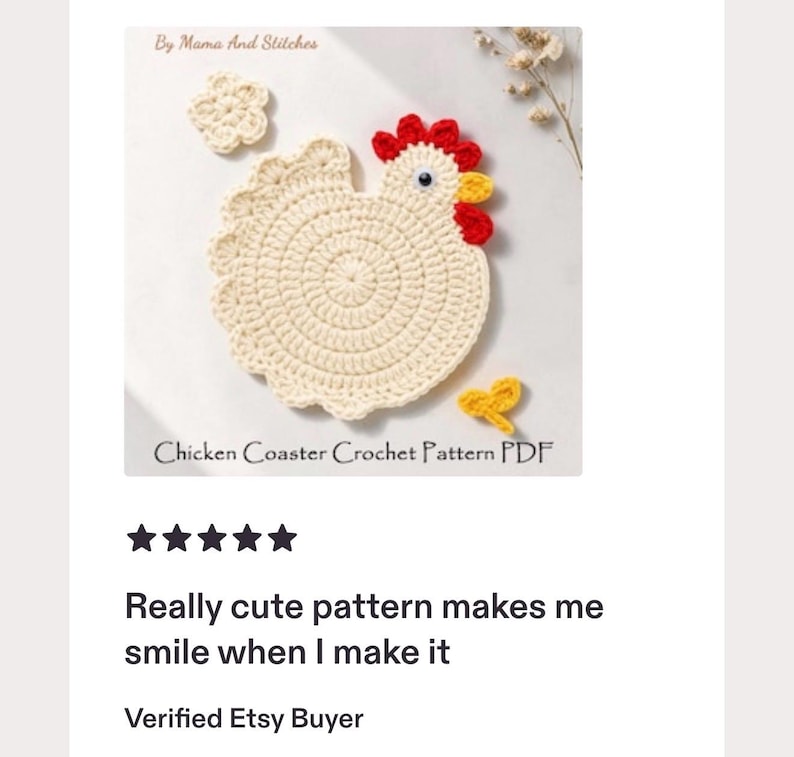 Pode incluir: Um porta-copos de croch&ecirc; em forma de galinha na cor creme com crista vermelha, bico amarelo e um olho preto. O design inclui uma pequena flor de croch&ecirc; e um formato de cora&ccedil;&atilde;o amarelo. O texto diz By Mama And Stitches e Chicken Coaster Crochet Pattern PDF.