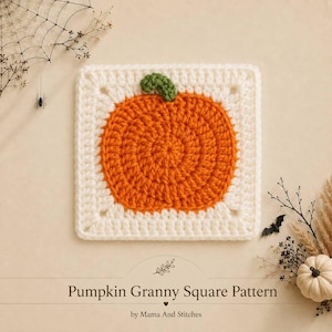 Pode incluir: Um motivo de crochê quadrado com uma abóbora laranja central com um caule verde, emoldurado por uma borda branca. O texto abaixo diz Pumpkin Granny Square Pattern by Mama And Stitches, acompanhado por ilustrações de teias de aranha e morcegos.