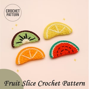 以下が含まれることがあります： 4つのフルーツスライスの編みぐるみ。キウイ、レモン、オレンジ、スイカ。キウイは緑と茶色の糸、レモンは黄色、オレンジはオレンジ色、スイカは赤い色に緑色の皮。テキスト「CROCHET PATTERN」と「Fruit Slice Crochet Pattern」も表示されています。