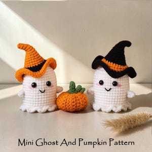 Può includere: Decorazioni di Halloween all'uncinetto con due fantasmi bianchi che indossano cappelli da strega arancioni e neri e una piccola zucca arancione. I fantasmi hanno facce sorridenti e braccia piccole. Il testo "Mini Ghost And Pumpkin Pattern" è in basso.