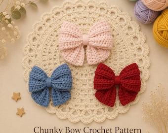 Puede incluir: Tres lazos de ganchillo hechos a mano en rosa claro, azul polvoriento y rojo oscuro, con un patrón acanalado texturizado. El texto "Chunky Bow Crochet Pattern by Mama And Stitches" aparece en la parte inferior, junto a ovillos de lana.