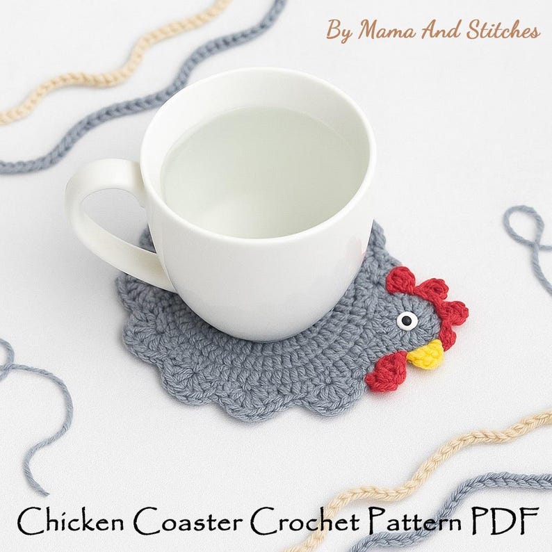 Pode incluir: Uma caneca de cer&acirc;mica branca sobre um porta-copos de croch&ecirc; em forma de galinha cinza com crista vermelha, bico amarelo e um olho. O texto By Mama And Stitches e Chicken Coaster Crochet Pattern PDF &eacute; vis&iacute;vel com fios de l&atilde;.