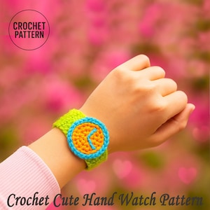 Könnte beinhalten: Eine gehäkelte Uhr mit einem grünen Armband und einem runden Zifferblatt. Das Zifferblatt ist orange mit einem blauen Rand und einem blauen Zeiger. Der Text "CROCHET PATTERN" befindet sich in einem Kreis über der Uhr. Der Text "Crochet Cute Hand Watch Pattern" steht darunter.