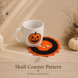Könnte beinhalten: Ein weißer Keramikbecher mit einer orangefarbenen Kürbisgrafik, der auf einem runden, gehäkelten Untersetzer mit einem schwarzen und orangefarbenen Totenkopfdesign steht. Der Text "Skull Coaster Pattern by Mama And Stitches" steht unten.
