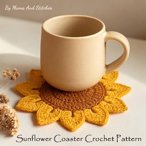 Könnte beinhalten: Eine beige Keramiktasse steht auf einem handgefertigten gehäkelten Sonnenblumen-Untersetzer. Der Untersetzer hat ein gelbes und braunes Farbschema, mit dem Text "Sunflower Coaster Crochet Pattern" unten. Das Bild ist auf einer weißen Oberfläche.