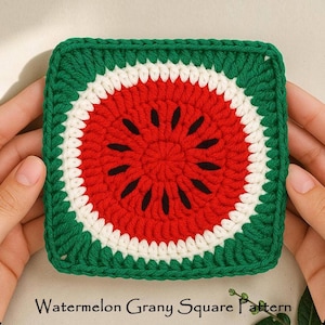 Pode incluir: Um design de melancia quadrado de crochê. O centro é vermelho com detalhes de sementes pretas, cercado por um anel branco e uma borda verde. O texto "Watermelon Grany Square Pattern" está na parte inferior.