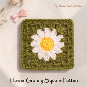 Puede incluir: Un cuadrado de la abuela tejido a ganchillo con un diseño de margarita. La margarita tiene pétalos blancos y un centro amarillo, sobre un fondo verde. El texto "Flower Granny Square Pattern" está en la parte inferior.