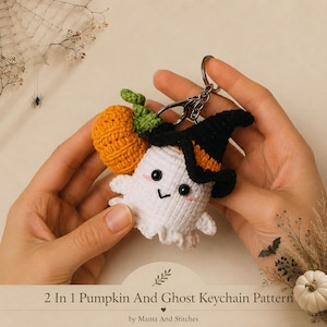 Può includere: Un portachiavi all'uncinetto a forma di fantasma bianco con un cappello da strega nero e una fascia arancione, che tiene in mano una piccola zucca arancione con un gambo verde. Il testo 2 In 1 Pumpkin And Ghost Keychain Pattern by Mama And Stitches è visibile.