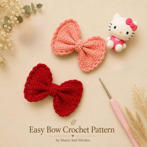 Può includere: Due fiocchi realizzati a mano all'uncinetto, uno rosso tinta unita e uno rosa tenue, posizionati vicino a una piccola statuetta di gatto bianco e rosa e a un uncinetto rosa chiaro. Il testo "Easy Bow Crochet Pattern by Mama And Stitches" è stampato sotto.
