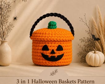 Op de afbeelding: Een feloranje gehaakte pompoenmand met deksel, een groene steel en een zwart gevlochten handvat. De voorkant heeft een zwart vilten jack-o'-lantern gezicht. De tekst op de afbeelding luidt: 3 in 1 Halloween Baskets Pattern by Mama And Stitches.