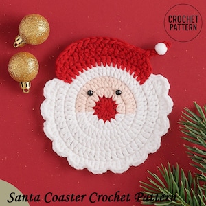 以下が含まれることがあります： 赤い帽子とひげ、白いトリム、黒い目の手作りのサンタクロースかぎ針編みコースター。 コースターは赤い表面にあり、金色のクリスマスオーナメントと「Crochet Pattern」と「Santa Coaster Crochet Pattern」というテキストがあります。