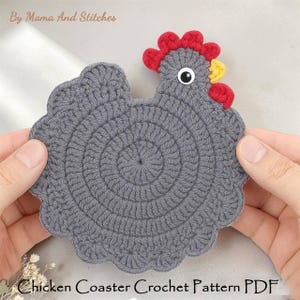 Pode incluir: Um porta-copos de croch&ecirc; cinza em formato de galinha com crista vermelha, bico amarelo e um olho preto e branco. O texto "By Mama And Stitches" e "Chicken Coaster Crochet Pattern PDF" &eacute; vis&iacute;vel no topo e na base da imagem.
