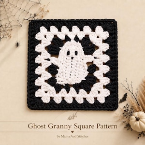 Puede incluir: Un motivo de ganchillo cuadrado que presenta una figura de fantasma blanca central con ojos y boca negros, rodeada de grupos de hilo alternos en blanco y negro. El texto "Ghost Granny Square Pattern" y "by Mama And Stitches" aparece debajo.