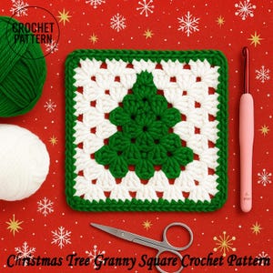 Könnte beinhalten: Ein gehäkeltes Weihnachtsbaum-Oma-Quadrat in Grün und Weiß mit einem grünen Rand. Das Quadrat befindet sich auf einem roten Hintergrund mit Schneeflocken und goldenen Sternen. Ein Knäuel grüne Wolle, ein Knäuel weiße Wolle, ein rosa Häkelhaken und eine Schere sind ebenfalls vorhanden.