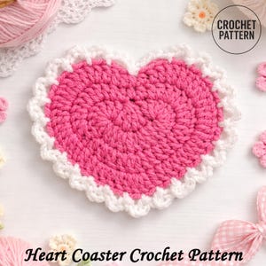 Peut inclure: Un dessous de verre en crochet en forme de cœur rose avec une bordure festonnée blanche. Le dessous de verre est entouré de fournitures d'artisanat, dont du fil et de petites décorations florales. Le texte "CROCHET PATTERN" est dans un cercle en haut à droite, et "Heart Coaster Crochet Pattern" en bas.