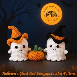 Puede incluir: Dos fantasmas blancos de ganchillo con sombreros de bruja, uno naranja y otro negro, con una pequeña calabaza naranja de ganchillo entre ellos. El fondo es azul oscuro con una luna llena y las palabras "CROCHET PATTERN".