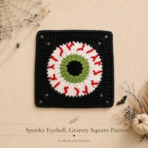 Può includere: Un pezzo quadrato all'uncinetto con un design a occhio centrale con pupilla nera, iride verde e sclera bianca con vene rosse, incorniciato da un bordo nero. Il testo recita Spooky Eyeball, Granny Square Pattern by Mama And Stitches.