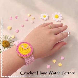 Puede incluir: Un reloj de ganchillo con esfera amarilla y ribete y correa rosas. El reloj está en una muñeca, rodeado de flores decorativas y adornos en forma de corazón. El texto "Crochet Hand Watch Pattern" está en la parte inferior.