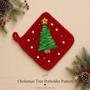 Pode incluir: Um pegador de panela quadrado de crochê vermelho com uma árvore de Natal de fio verde, uma estrela amarela no topo, decorado com pequenos flocos de neve brancos e contas douradas. O texto "Christmas Tree Potholder Pattern by Mama And Stitches" está impresso abaixo.