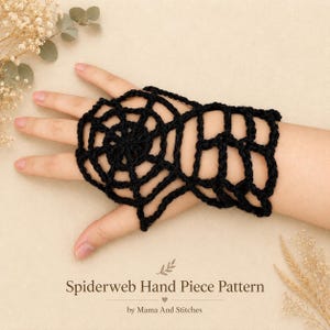 Puede incluir: Una pieza de mano tejida a ganchillo en color negro con un patrón de telaraña que cubre el dorso de la mano y envuelve la muñeca. El texto Spiderweb Hand Piece Pattern by Mama And Stitches aparece impreso en la parte inferior.