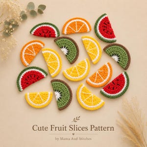 Puede incluir: Una colección de rodajas de fruta tejidas a ganchillo que incluye sandía, naranja, limón y kiwi. El texto dice: Cute Fruit Slices Pattern by Mama And Stitches. Las piezas de ganchillo presentan hilos de colores vibrantes rojo, naranja, amarillo y verde.