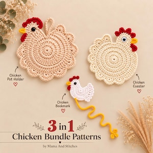 Könnte beinhalten: Ein gehäkelter Hühner-Topflappen, ein gehäkelter Hühner-Untersetzer und ein gehäkeltes Hühner-Lesezeichen mit einem langen gelben Schwanz. Der Text lautet 3 in 1 Chicken Bundle Patterns by Mama And Stitches, Chicken Pot Holder, Chicken Coaster, Chicken Bookmark.