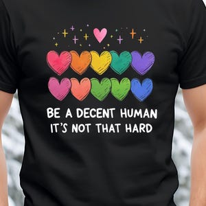 T-shirt z motywem arc-en-ciel Be a Decent
