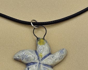 Collar de arcilla con estrella de mar azul hecho a mano / Colgante de cerámica / Dije de estrella de mar esmaltado