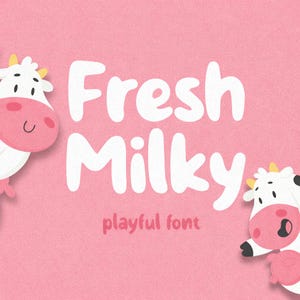 Op de afbeelding: Een roze achtergrond met de woorden "Fresh Milky" in een speels lettertype. Twee cartoonkoeien staan aan weerszijden van de tekst. De woorden "playful font" staan onder de hoofdtekst.