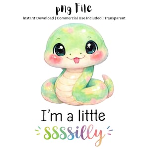Könnte beinhalten: Eine digitale Illustration einer niedlichen grünen Schlange mit großen schwarzen Augen, rosa Wangen und einer kleinen herausgestreckten Zunge. Unter der Schlange steht der Text "I'm a littte ssssilly", wobei das Wort "ssssilly" in Regenbogenfarben ist.