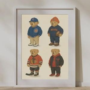 Può includere: Stampa incorniciata con quattro orsacchiotti vestiti con abiti sportivi. Uno indossa una giacca blu dei Cubs di Chicago, un altro una divisa da football dei Bears, un terzo una maglia dei Blackhawks e l'ultimo una giacca rossa e nera. L'opera è in una cornice bianca.