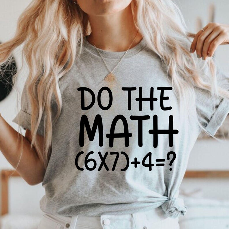 K&ouml;nnte beinhalten: Ein hellgraues T-Shirt mit dem Schriftzug "DO THE MATH" in fetten schwarzen Buchstaben. Darunter die mathematische Aufgabe (6X7)+4=? Das Shirt ist aus weichem Material und hat kurze &Auml;rmel.