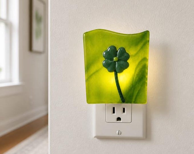Auto sensor Shamrock nightlight:  On at Dust and Off at Dawn Light