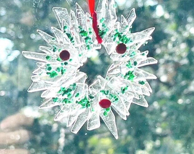 Fused Glass Holiday Wreath Sun Catcher, Christmas Wreath Suncatcher, Christmas Decoration, Tree Decoration