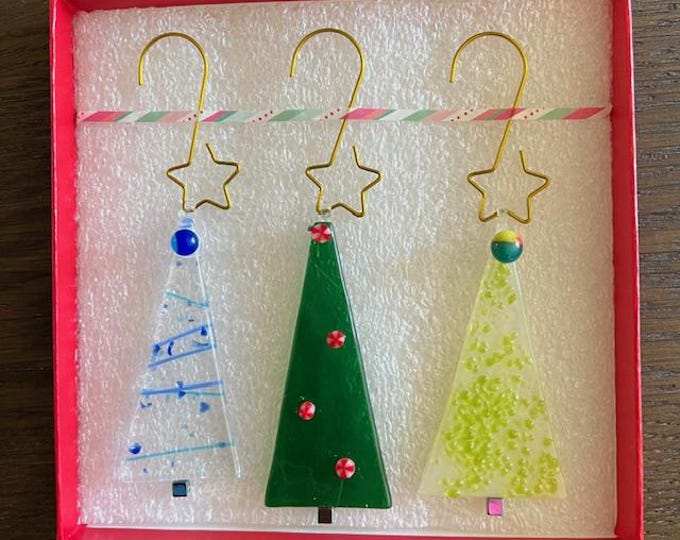 Set of 3 fused glass Christmas trees with star hanger, Christmas favors, Holiday Tree Suncatchers, Christmas Ornaments