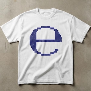 Puede incluir: Camiseta blanca con un diseño pixelado azul de la letra "e". El gráfico tiene un aspecto desgastado y vintage. La camiseta está hecha de un material suave y tiene mangas cortas y cuello redondo.