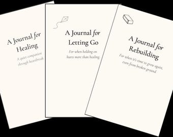 Könnte beinhalten: Drei Journale mit cremefarbenen Umschlägen werden gezeigt. Die Journale tragen die Titel "A Journal for Healing", "A Journal for Letting Go" und "A Journal for Rebuilding". Jedes Journal hat eine kleine Illustration und ein Zitat.