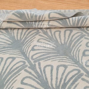 Alfombra de lana anudada a mano, estampado abstracto de hojas, color gris marfil, estilo minimalista para sala de estar.