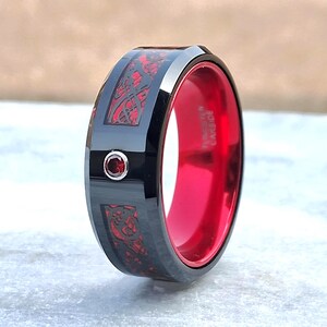 Bague en tungstène noire | Incrustation de dragon celtique rouge, alliance unisexe