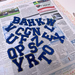Letras em chenille, remendo de letras em chenille para passar a ferro, letras para remendo de roupas, glitter dourado, monograma faça você mesmo, bordado de alfabeto moderno para passar a ferro.