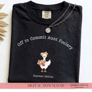 Può includere: T-shirt nero con la scritta bianca "Off to Commit Aunt Foolery". Sotto il testo è raffigurato un'oca dei cartoni animati con un fiocco rosa e un cestino di oggetti. Le parole "Summer Edition" sono stampate anche sulla maglietta. Una collana d'argento è drappeggiata sulla maglietta.