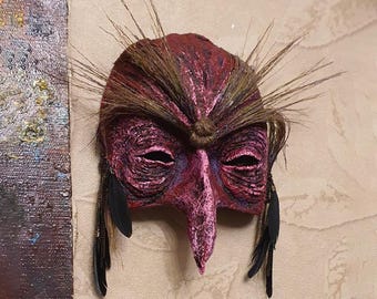 手作りのフォークホラー彫刻 – 草繊維を使った壁掛けアート