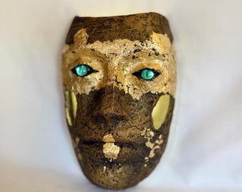 手彫りの金箔彫刻、ガラスの目が象嵌されています