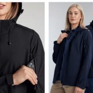 Puede incluir: Chaqueta con capucha azul marino con cremallera completa, bolsillos laterales y cuello alto. La chaqueta se muestra en una persona. La chaqueta está hecha de un material suave y flexible.