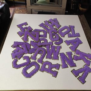 Letras de chenilla, parche termoadhesivo con letras de chenilla, parche de letras para ropa, brillo dorado, monograma DIY, bordado de alfabeto de moda para planchar.