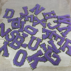 Letras em chenille, remendo de letras em chenille para passar a ferro, letras para remendo de roupas, glitter dourado, monograma faça você mesmo, bordado de alfabeto moderno para passar a ferro.