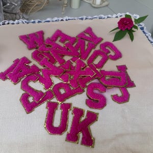 Letras de chenilla, parche termoadhesivo con letras de chenilla, parche de letras para ropa, brillo dorado, monograma DIY, bordado de alfabeto de moda para planchar.
